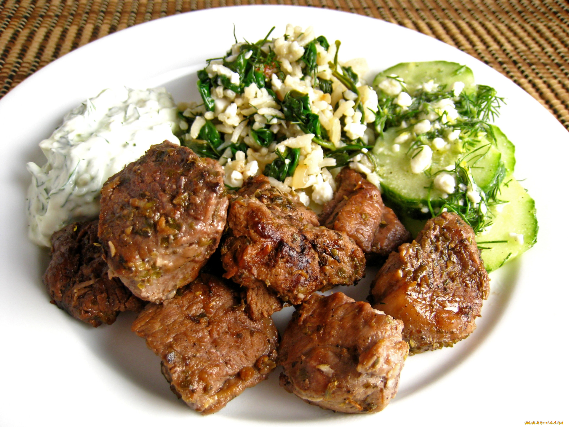 Мясные огурцы. Lamb Souvlaki. Огуречный соус к мясу. Обед мясо с огурцами. Souvlaki Pork.